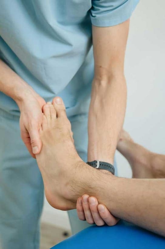 Using ankle cold laser therapy handheld pain device