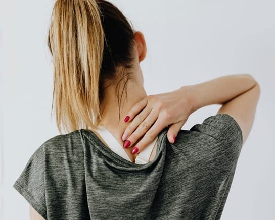 Woman with sore neck needing an LLLT device